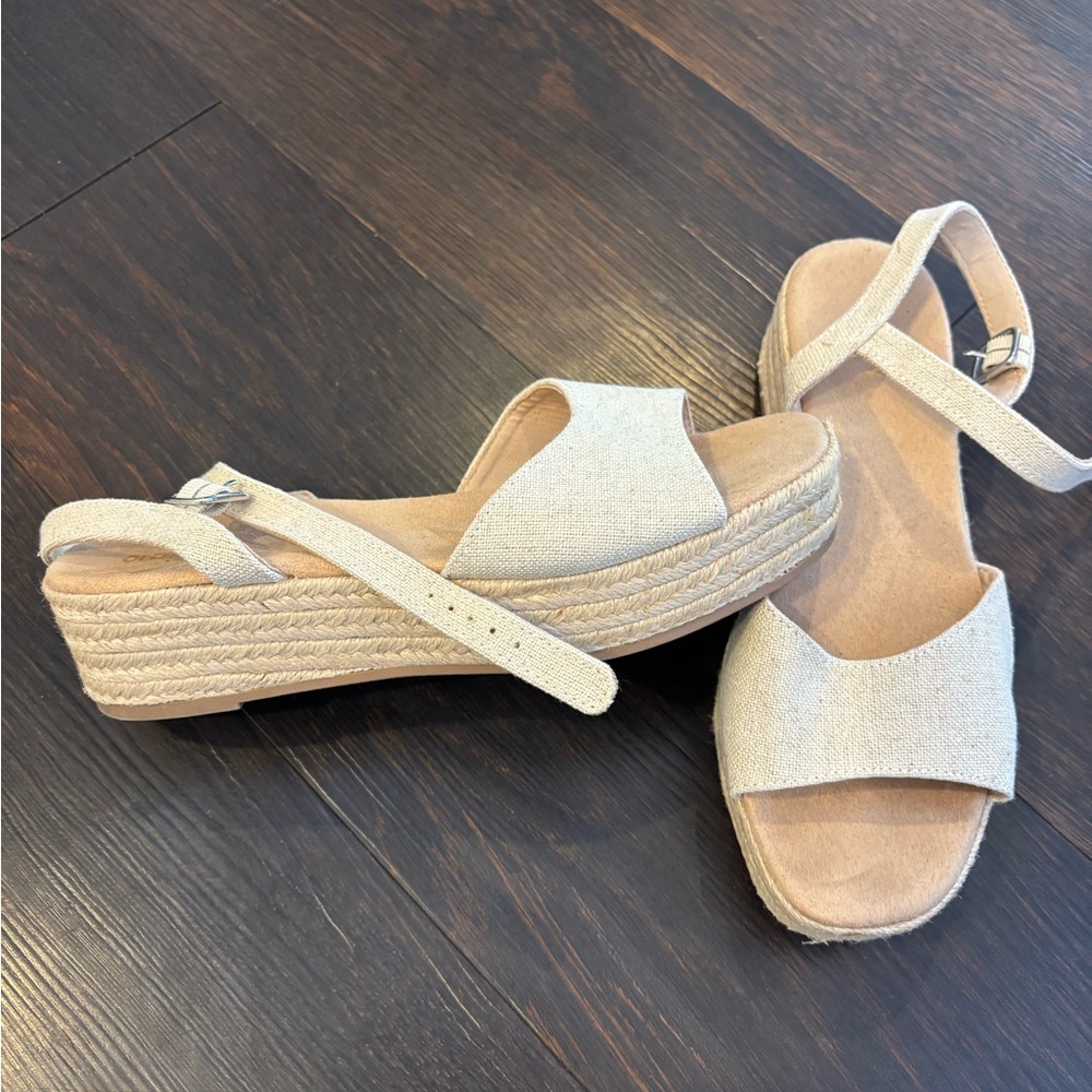 Old Navy Women's Tan Wedge Sandals - Picture 2 of 3
